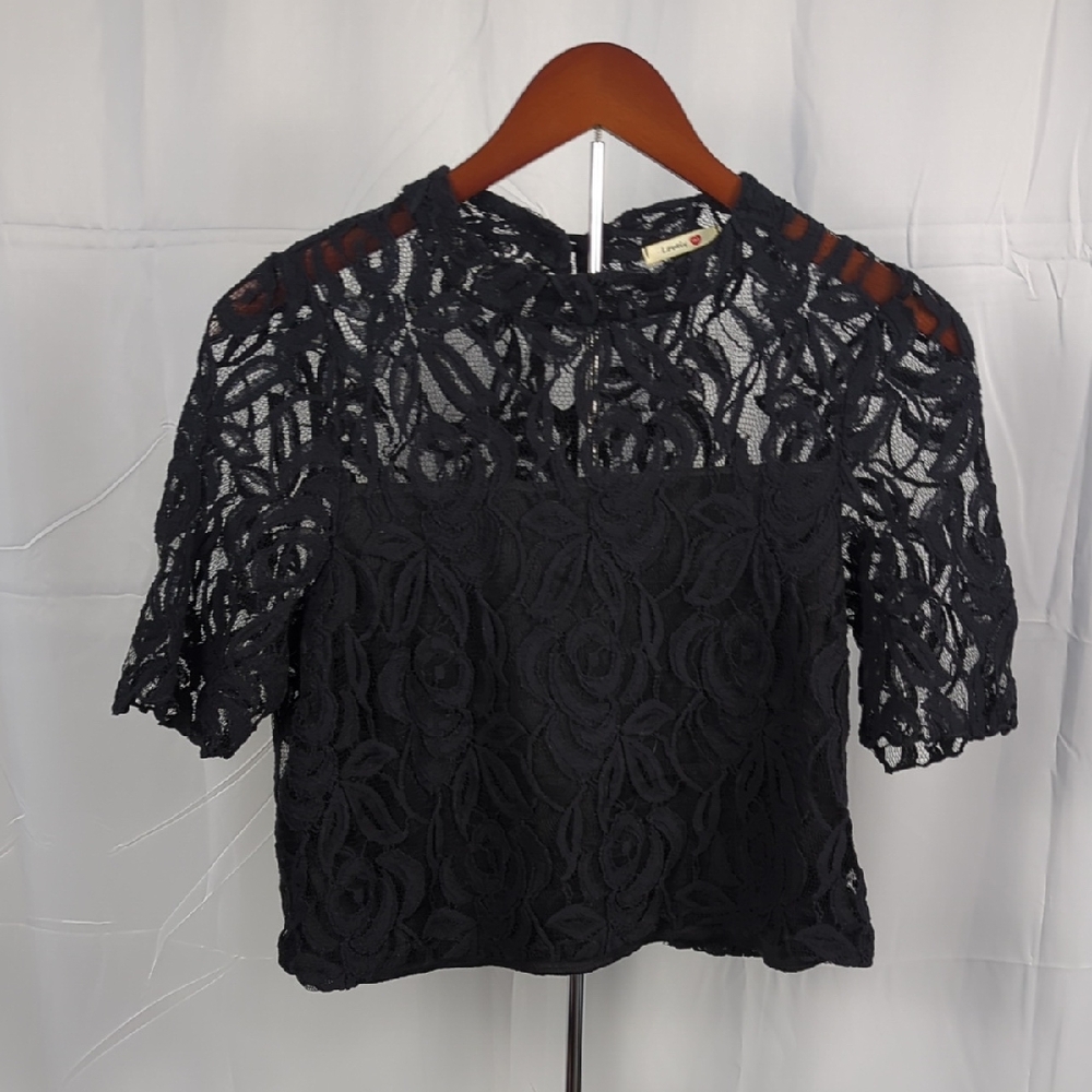 🐦 Petrie’s Picks Elegant Black Floral Lace Top